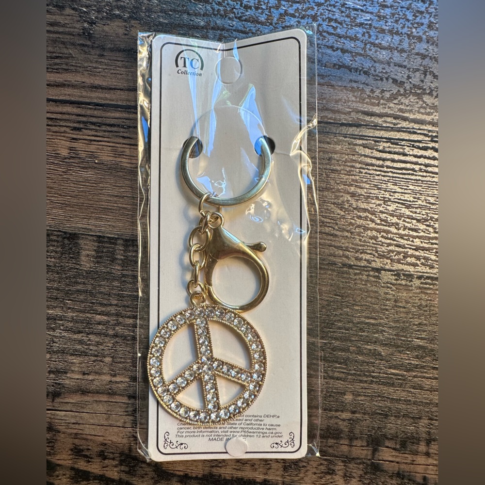 NIB GOLD AND RHINESTONE PEACE SIGN KEYCHAIN/BAG CHARM UNBRANDED